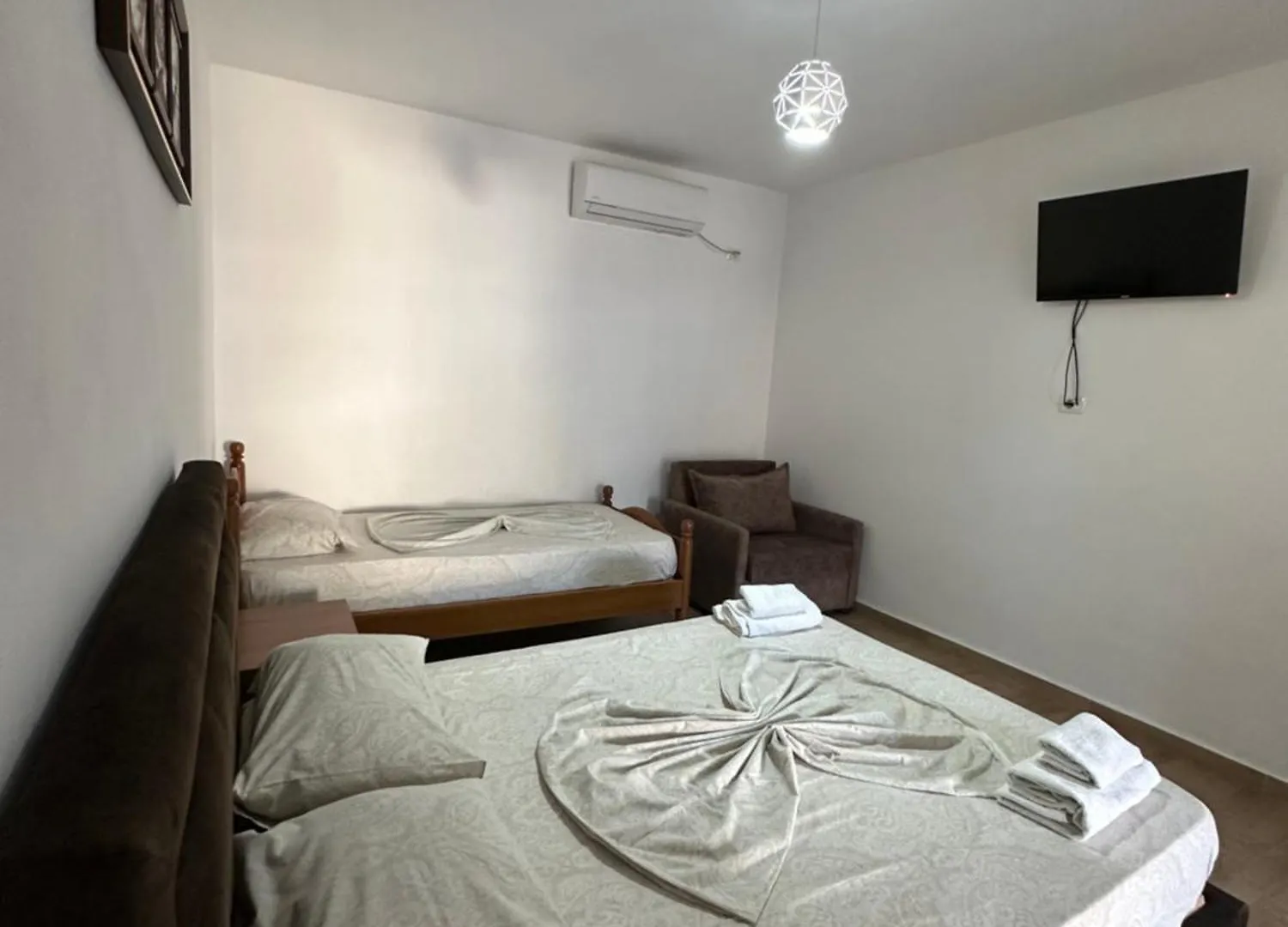 Jona Rooms Himare