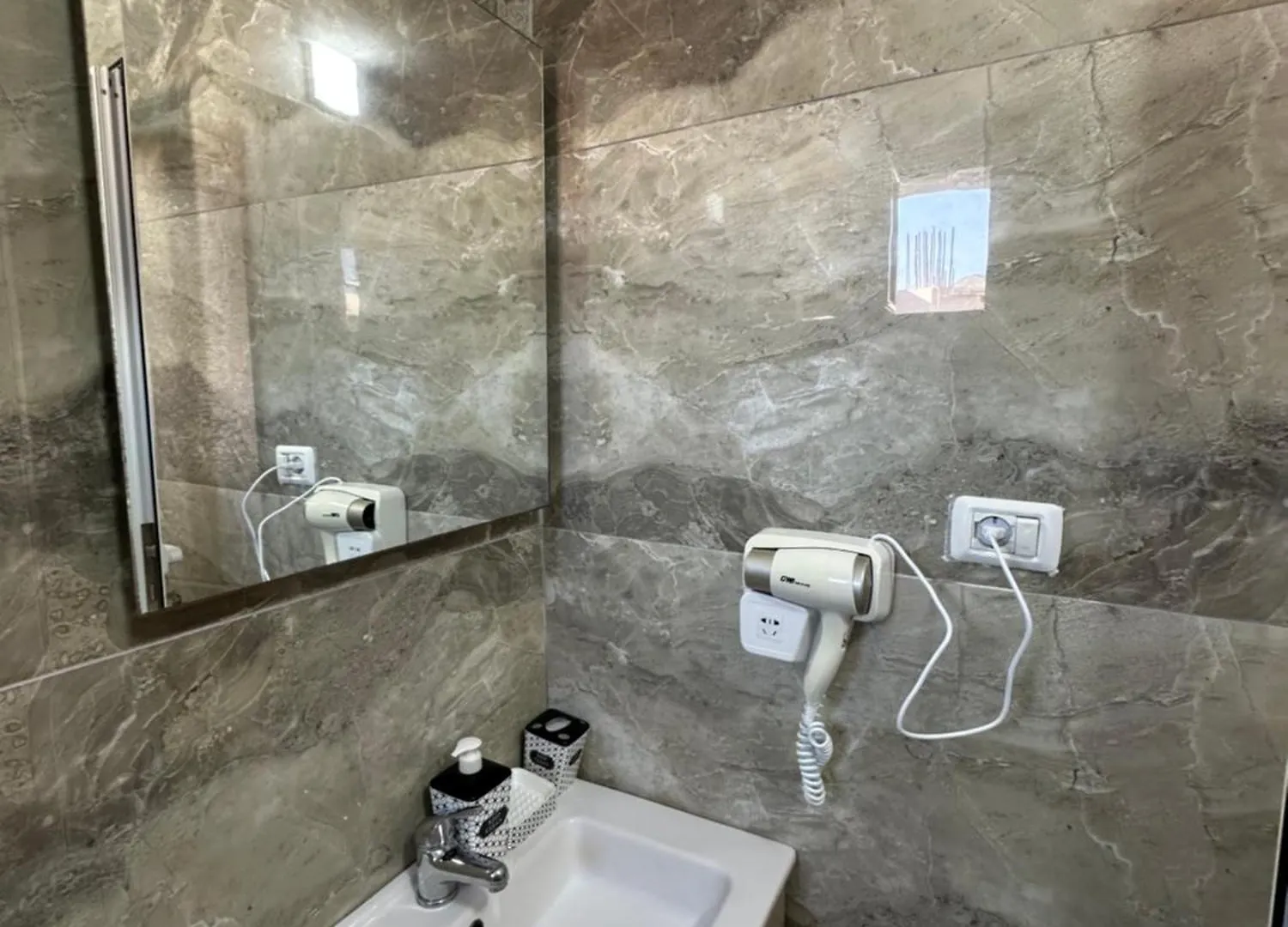 Jona Rooms Himare 0*,