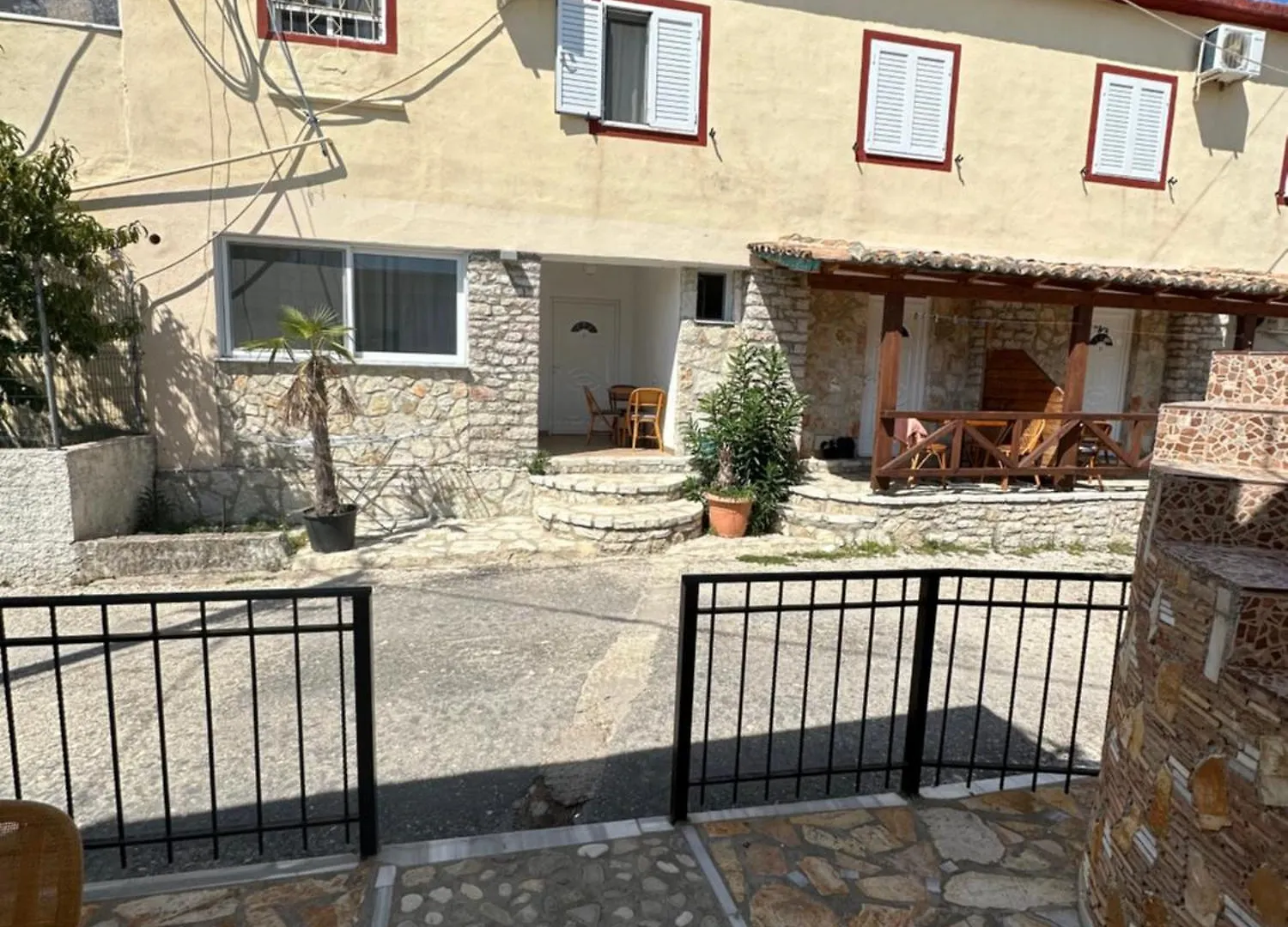 Jona Rooms Himare