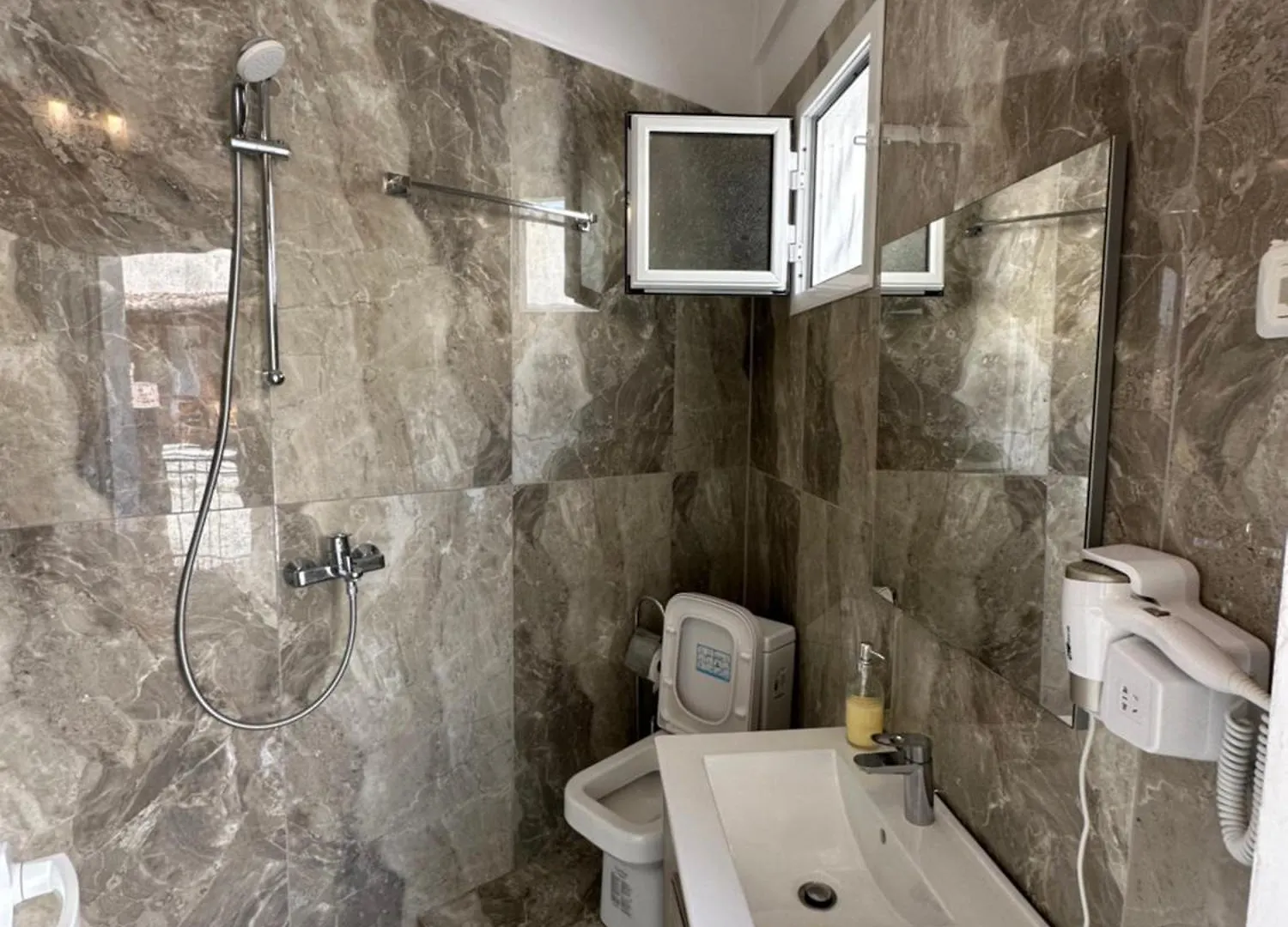 Apartment Jona Rooms Himare