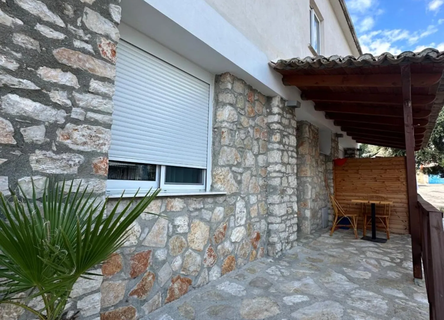 Jona Rooms Himare 0*,