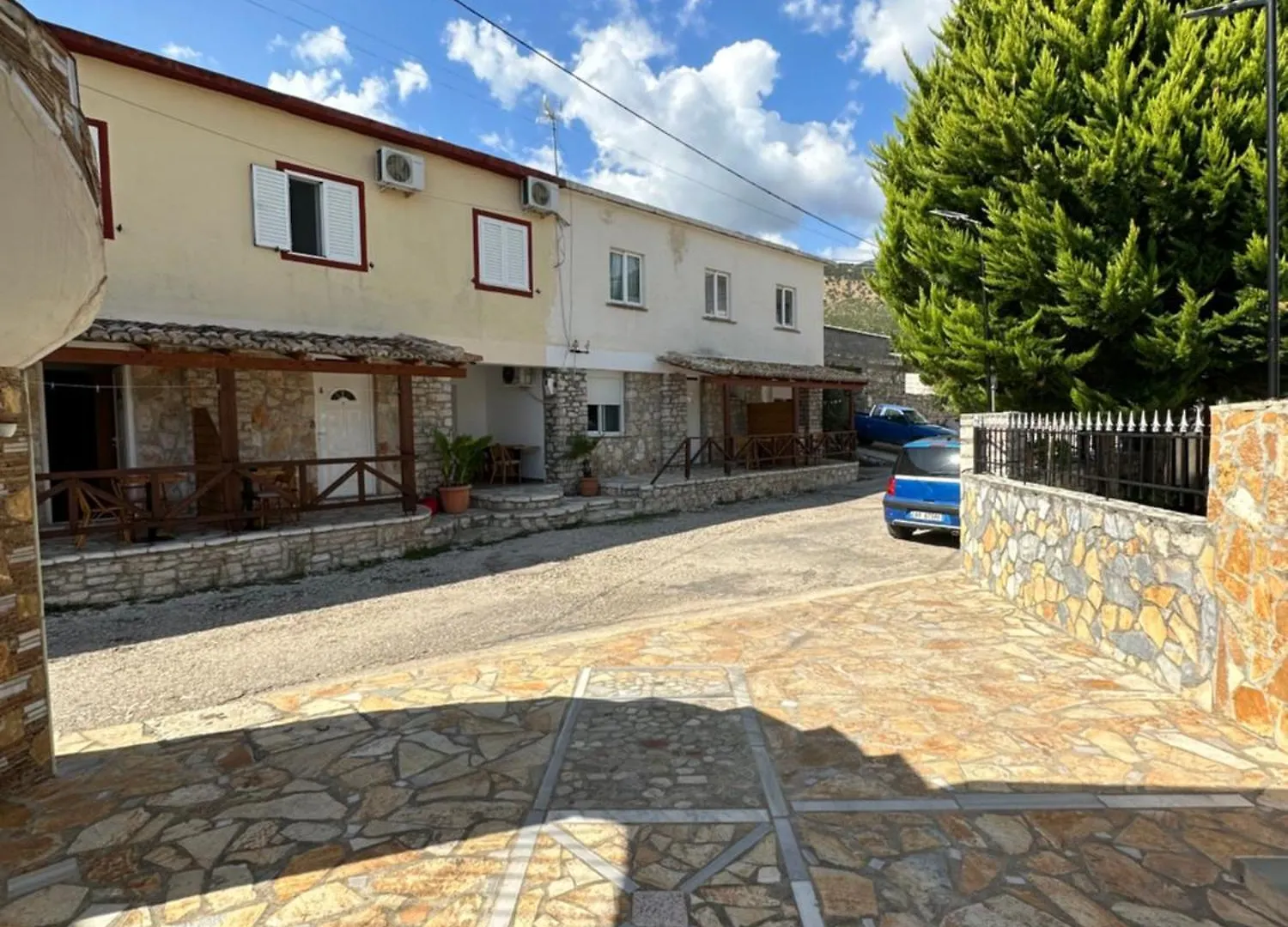 Jona Rooms Himare