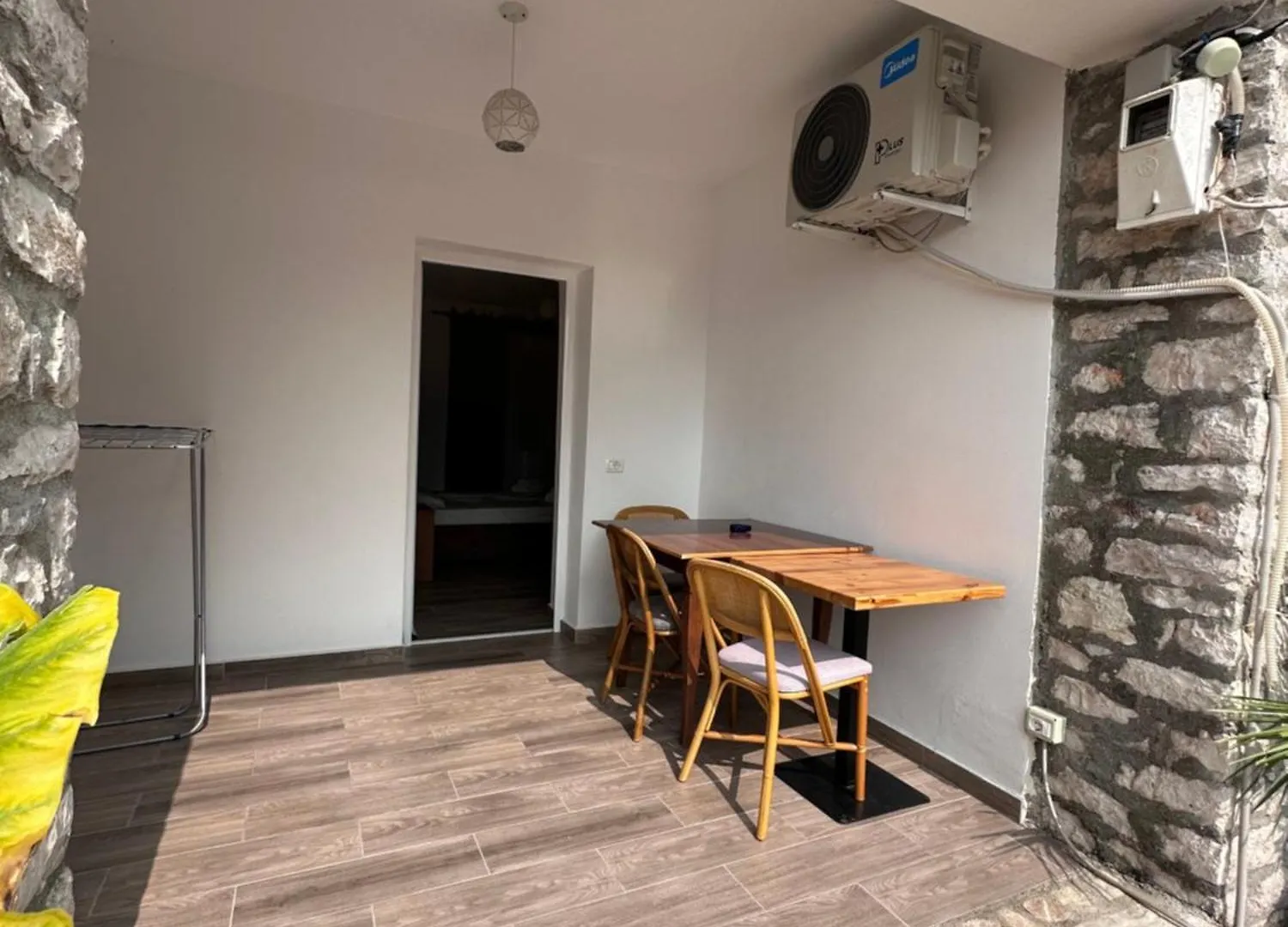 Jona Rooms Himare 0*,  Albania