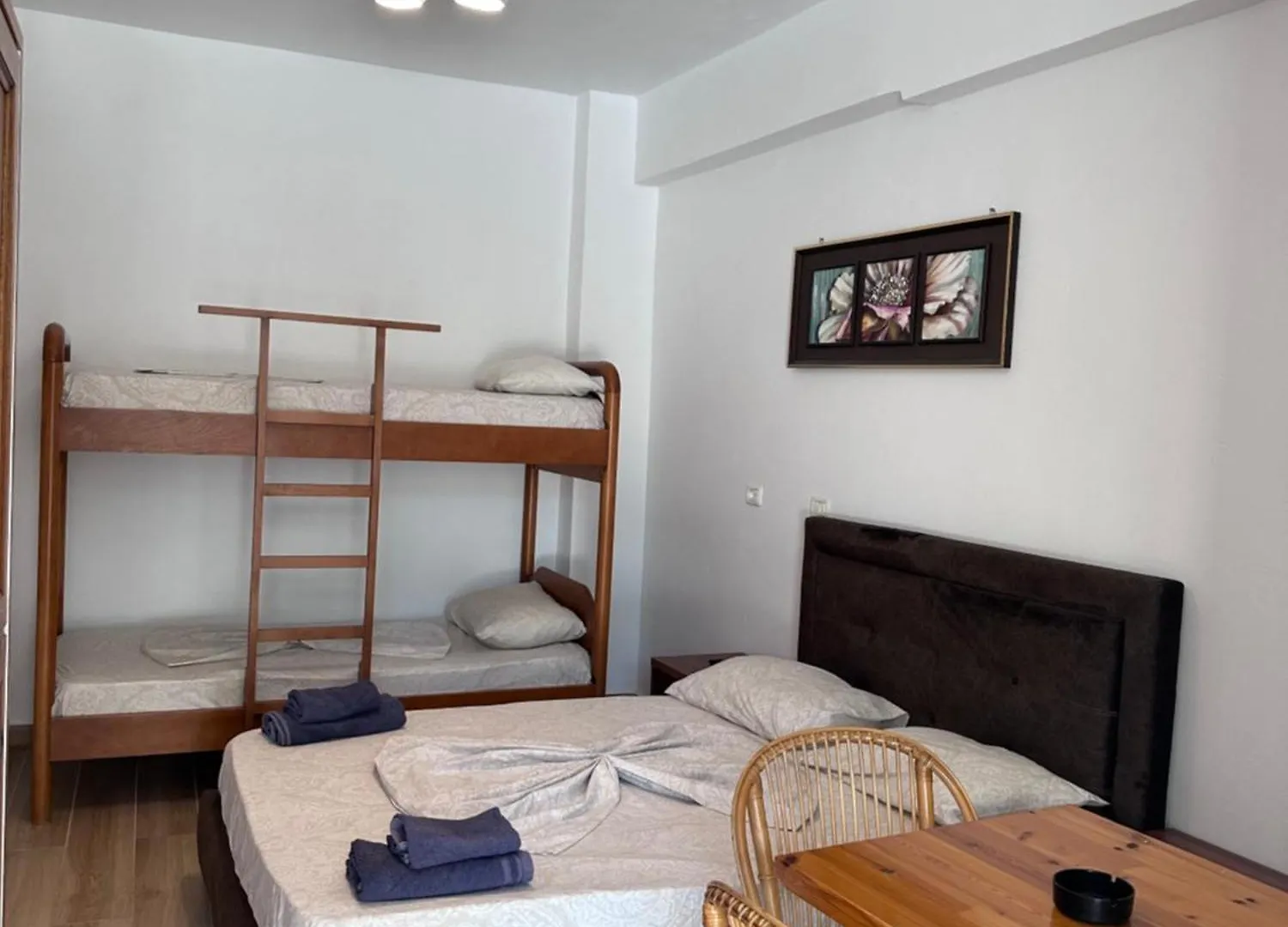 Jona Rooms Himare